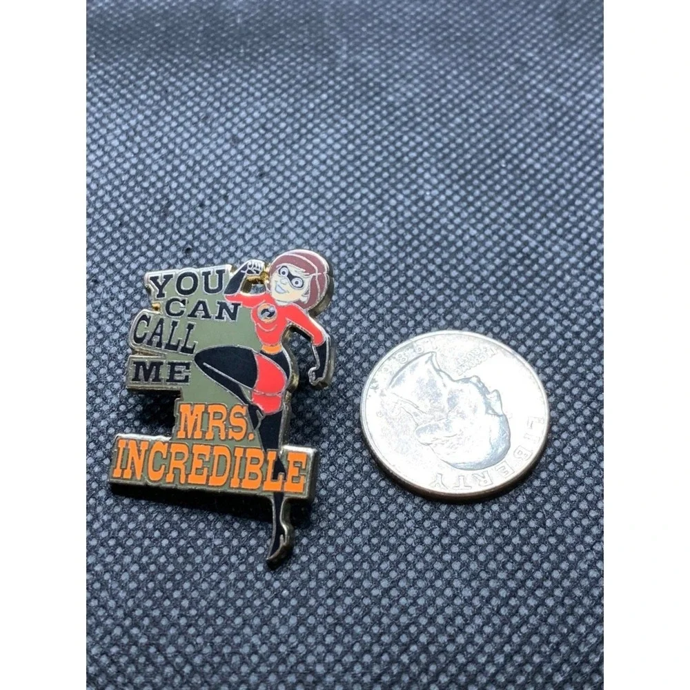 NWT 2015 Pixar Mr. Incredible Mrs. Incredible 2 Disney pin set card super hero